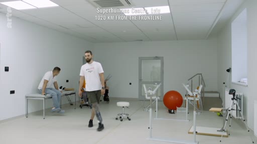 Un patient amputé équipé d'une prothèse de jambe effectue des exercices de marche dans une salle de rééducation du centre Superhumans en Ukraine, situé à 1020 km de la ligne de front. Le centre se spécialise dans le traitement et la réadaptation des victimes de guerre.