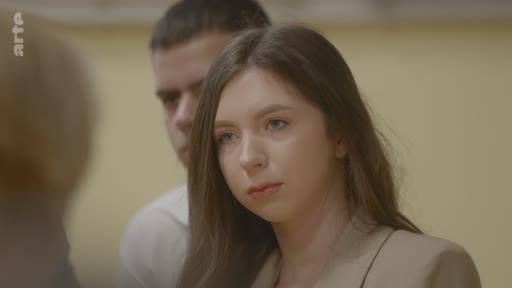 Une jeune femme ukrainienne s'exprime lors d'un échange sur les visions étudiantes pour l'avenir de l'Ukraine, dans le cadre d'un reportage sur la jeunesse ukrainienne.
