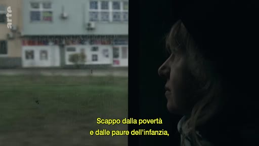 Une femme, vue de profil, regarde par la fenêtre d'un train en mouvement, illustrant un voyage vers une nouvelle vie. Le sous-titre évoque la fuite face à la pauvreté et aux peurs de l'enfance.