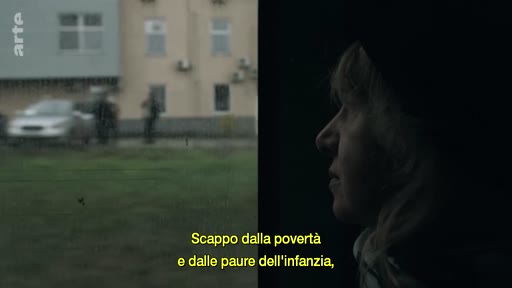 Une femme, vue de profil, regarde par la fenêtre d'un véhicule en mouvement, illustrant un départ ou un voyage. Le sous-titre évoque la fuite face à la pauvreté et aux traumatismes de l'enfance.