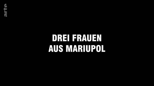 Le titre du documentaire « Drei Frauen aus Mariupol » apparaît en lettres blanches sur un fond noir, introduisant le sujet sur les femmes de Marioupol.
