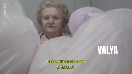 Portrait de Valya, une femme âgée vivant à Marioupol, filmée en gros plan dans un cadre intime.