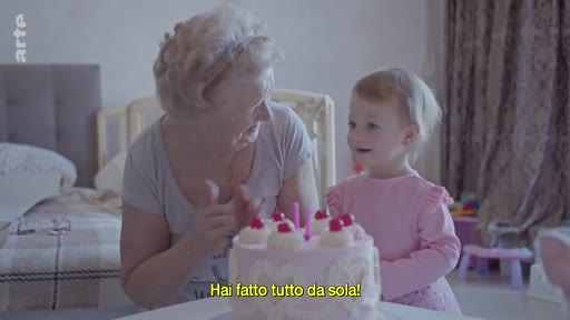 Une grand-mère et sa petite-fille partagent un moment de complicité autour d'un gâteau d'anniversaire à Kyiv, dans le cadre d'un reportage sur la vie quotidienne en Ukraine.