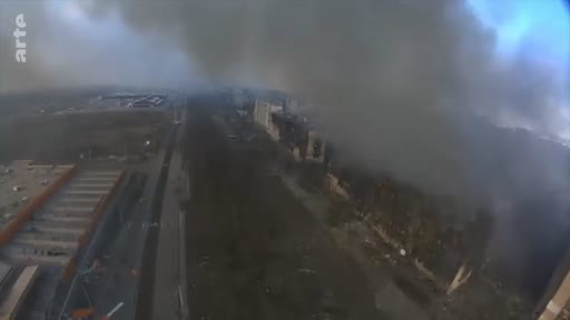 Vue aérienne montrant l'étendue des destructions et les colonnes de fumée s'élevant au-dessus des bâtiments endommagés à Marioupol, en Ukraine, lors du conflit armé.