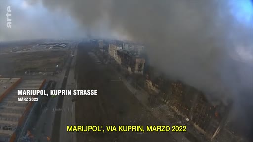 Vue aérienne montrant les bâtiments détruits et les fumées s'élevant au-dessus de la rue Kuprin à Marioupol, en Ukraine, en mars 2022, lors de l'invasion russe.
