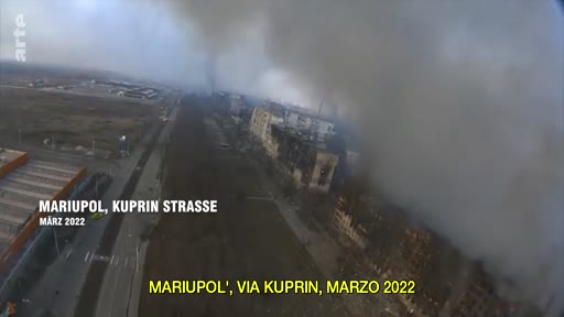Vue aérienne montrant les bâtiments détruits et la fumée s'élevant au-dessus de la rue Kuprin à Marioupol, en Ukraine, en mars 2022, lors de l'invasion russe.