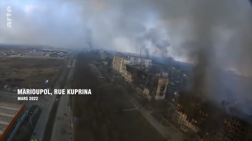Vue aérienne montrant des immeubles en ruines et des colonnes de fumée à Marioupol, rue Kuprina, en mars 2022, lors de l'invasion de l'Ukraine par la Russie.