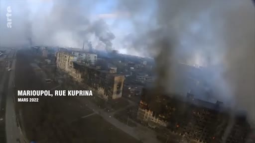 Vue aérienne montrant les destructions massives et les incendies dans les immeubles résidentiels de la rue Kuprina à Marioupol, en Ukraine, en mars 2022, lors de l'invasion russe.