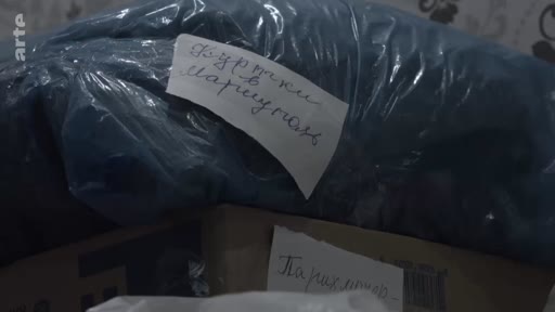 Des colis et des sacs contenant des vêtements et des fournitures destinés à la ville de Marioupol, en Ukraine, sont étiquetés pour l'aide humanitaire.