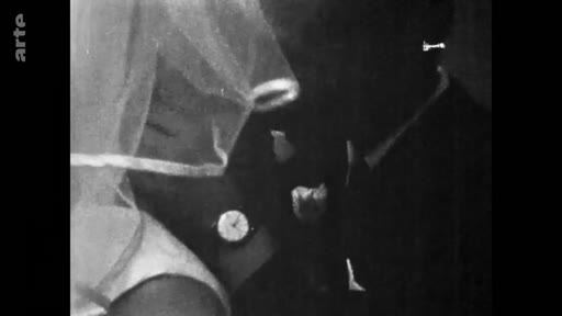 Image d'archive en noir et blanc illustrant un souvenir de mariage, mettant en évidence une mariée avec son voile et une montre au poignet, évoquant le passage du temps.