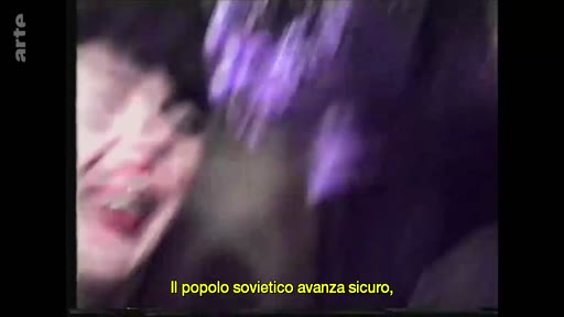 Image d'archive montrant un visage souriant, accompagnée d'une légende en italien évoquant le peuple soviétique. Cette séquence illustre la propagande ou la réalité historique de l'ère soviétique.