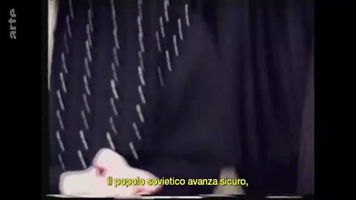 Image d'archive présentant un sous-titre en italien « Il popolo sovietico avanza sicuro » évoquant l'idéologie et la propagande soviétique.
