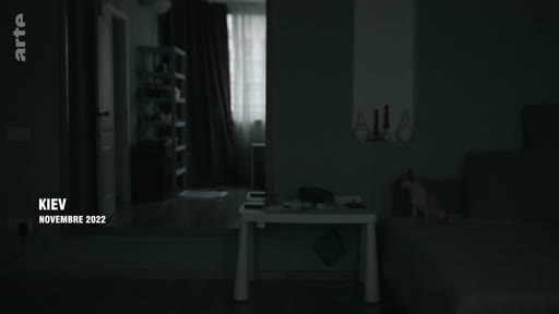 Vue d'un intérieur résidentiel plongé dans l'obscurité à Kiev en novembre 2022, illustrant les coupures d'électricité liées au conflit en Ukraine.