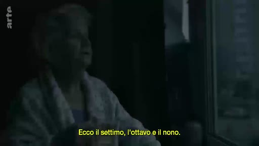 Une femme âgée observe l'extérieur à travers une fenêtre dans une ambiance sombre et mélancolique, illustrant une réflexion sur la mémoire et le temps qui passe. Le sous-titre indique 'Ecco il settimo, l'ottavo e il nono'.