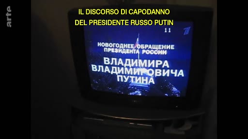 Un écran de télévision affiche le discours de Nouvel An du président russe Vladimir Poutine, diffusé sur la chaîne russe Perviy Kanal. L'image montre le texte en russe annonçant l'adresse du président.