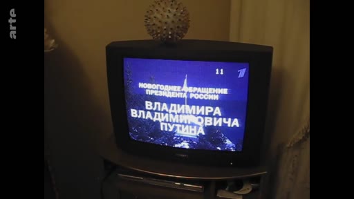 Une télévision affiche le message du Nouvel An du président russe Vladimir Poutine, diffusé sur la chaîne Channel One Russia. L'image montre le texte en russe annonçant les vœux de Vladimir Vladimirovitch Poutine.