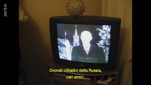 Le président russe Vladimir Poutine prononce son discours traditionnel du Nouvel An à la télévision, filmé devant le Kremlin. L'image montre une retransmission télévisée avec des sous-titres en italien.