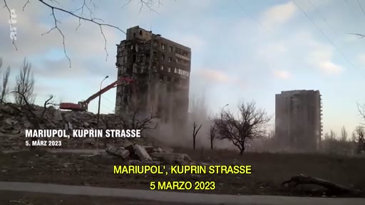 Une pelleteuse démolit un immeuble résidentiel gravement endommagé par la guerre à Marioupol, rue Kuprin, le 5 mars 2023. Cette séquence illustre les opérations de nettoyage et de reconstruction en cours dans la ville occupée.
