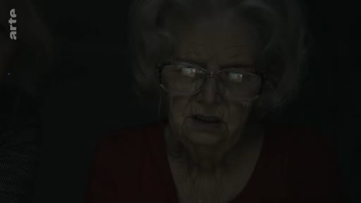 Une femme âgée s'exprime face caméra lors d'un témoignage dans un documentaire consacré à la destruction de la ville de Marioupol en Ukraine.