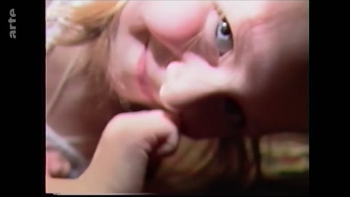 Gros plan sur le visage d'une jeune fille, extrait d'images d'archives illustrant des souvenirs d'enfance à Mariupol.