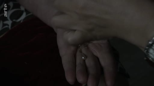 Gros plan sur une main tenant un bijou, illustrant le thème d'un trésor de famille sentimental ou d'un héritage précieux.