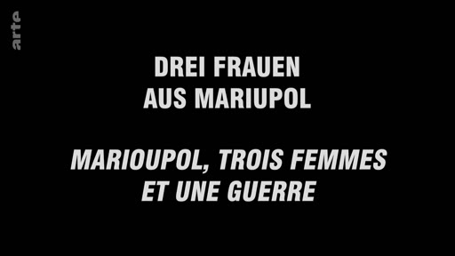 Le titre du documentaire 'Drei Frauen aus Mariupol' et 'Marioupol, trois femmes et une guerre' s'affiche sur un fond noir, indiquant le sujet du film sur la ville de Marioupol.