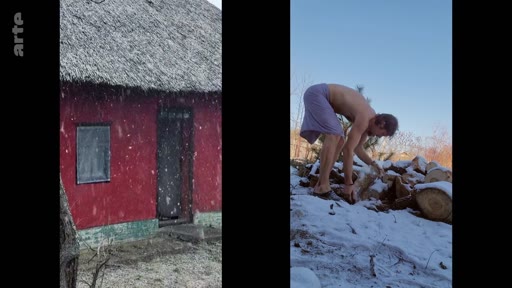Un homme torse nu ramasse du bois de chauffage dans un environnement enneigé, à côté d'une maison rurale aux murs rouges et au toit de chaume. Cette scène illustre le mode de vie rustique et la rudesse de l'hiver dans une communauté isolée.