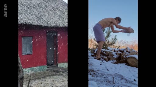 Un homme torse nu, en short, s'apprête à se frotter avec de la neige dans un environnement hivernal, à côté d'une maison rurale traditionnelle aux murs rouges et au toit de chaume. Cette scène illustre les pratiques de vie rustique et les traditions de durcissement physique dans un village en hiver.