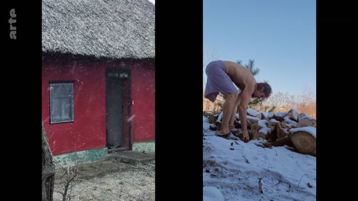 Un homme torse nu ramasse du bois de chauffage dans un environnement enneigé, à côté d'une maison traditionnelle aux murs rouges, illustrant la vie quotidienne dans une communauté rurale isolée.