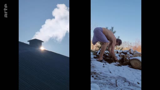 Un homme torse nu ramasse du bois de chauffage dans un environnement enneigé, tandis qu'une cheminée fume sur le toit d'une maison à proximité, illustrant la vie quotidienne dans une communauté rurale en hiver.