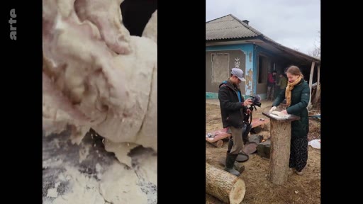 Une femme prépare de la pâte sur un billot en bois à l'extérieur, filmée par un caméraman dans un village. La scène illustre les activités quotidiennes et les traditions culinaires rurales.