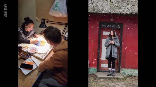 Une artiste dessine à son bureau dans une pièce intérieure, tandis qu'une femme est filmée debout devant une maison traditionnelle avec un toit de chaume sous une neige légère. Ces images illustrent le quotidien et le cadre de vie d'une communauté sous tension.