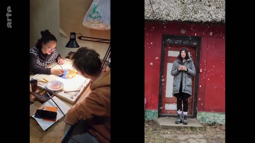 Une image divisée illustrant la vie quotidienne dans une communauté : à gauche, deux personnes travaillent sur un projet artisanal sous une lampe, et à droite, une personne est debout devant une maison traditionnelle avec un toit de chaume sous une légère neige.