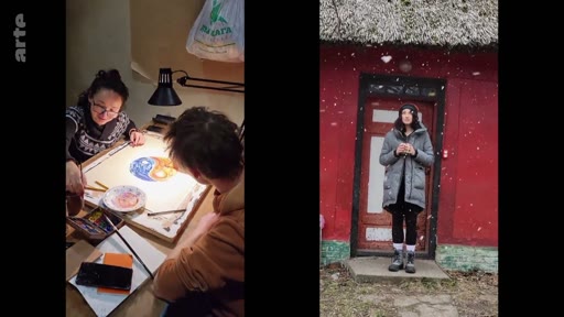 Une image divisée montrant à gauche deux personnes travaillant sur une illustration artistique sous une lampe, et à droite une femme debout devant une maison traditionnelle à toit de chaume sous une légère neige. Ce reportage illustre la vie quotidienne et les activités créatives au sein d'une communauté.