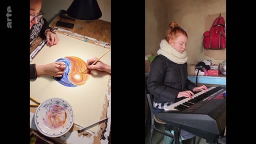 Une vue en écran divisé montre deux jeunes femmes engagées dans des activités créatives : à gauche, une personne peint un motif yin et yang, tandis qu'à droite, une autre joue du piano dans un intérieur modeste. Ces images illustrent la vie quotidienne et les loisirs au sein d'une communauté sous tension.
