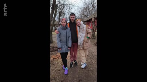 Trois jeunes personnes, deux femmes et un homme, posent ensemble pour une photo à l'extérieur dans un environnement rural, illustrant le contexte de la convocation militaire et du départ.