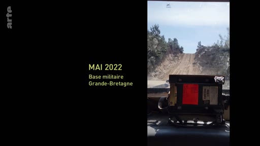 Une vue subjective depuis l'intérieur d'un véhicule militaire circulant sur un terrain d'entraînement, identifié comme une base militaire en Grande-Bretagne en mai 2022.