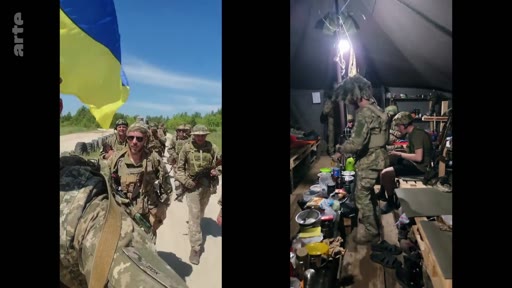 Des soldats ukrainiens sont filmés en extérieur avec un drapeau national, puis à l'intérieur d'une tente de campement militaire. Ces images illustrent le quotidien et la vie de terrain des troupes ukrainiennes.