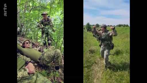 Des soldats ukrainiens en tenue de camouflage sont filmés dans deux situations distinctes : au repos dans une zone boisée et en plein exercice physique dans un champ. Ces images illustrent le quotidien et la préparation des troupes sur le front.
