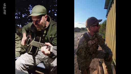Un soldat ukrainien en tenue de camouflage joue de la guitare acoustique pendant son temps libre dans un campement militaire en extérieur. Le montage montre deux vues du même soldat, l'une jouant de l'instrument et l'autre portant un équipement tactique près d'un conteneur.