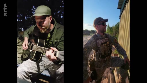 Deux soldats ukrainiens en tenue de camouflage dans un environnement forestier, l'un jouant de la guitare acoustique et l'autre portant un équipement tactique complet. Ces images illustrent le quotidien et les moments de détente des militaires sur le front.