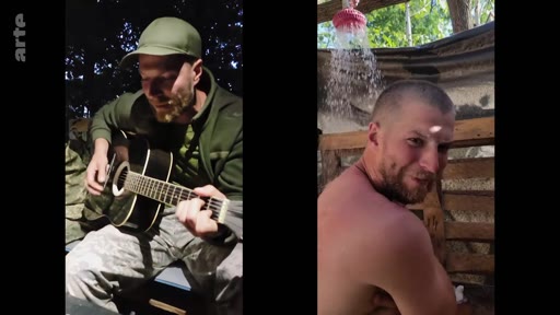 Deux soldats ukrainiens dans un campement forestier, l'un jouant de la guitare acoustique et l'autre se douchant sous une installation de fortune. Cette image illustre le quotidien des militaires sur le front.