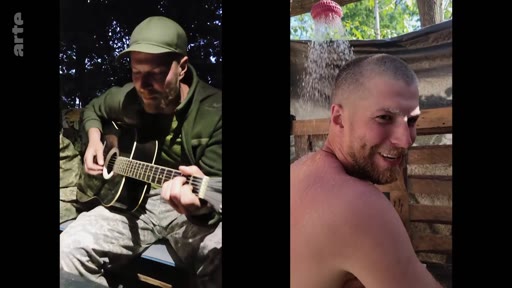 Deux soldats ukrainiens dans un campement forestier, l'un jouant de la guitare acoustique et l'autre se douchant sous une installation de fortune. Cette scène illustre le quotidien des militaires sur le front.