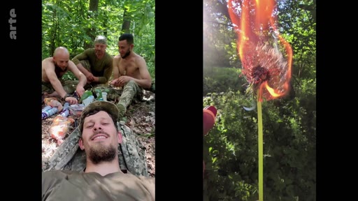 Des soldats en tenue de camouflage se reposent dans une forêt lors d'une pause, tandis qu'une image incrustée montre une fleur en train de brûler. Cette scène illustre le quotidien des militaires sur le terrain.