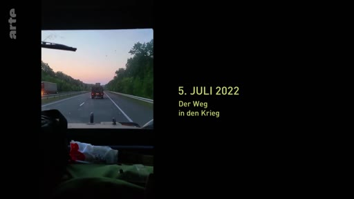 Une vue depuis l'intérieur d'un véhicule circulant sur une autoroute au crépuscule, le 5 juillet 2022, dans le cadre d'un reportage intitulé 'Der Weg in den Krieg'.