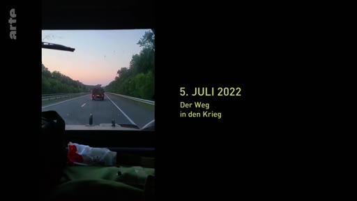 Une image montrant une route vue depuis l'intérieur d'un véhicule, datée du 5 juillet 2022, dans le cadre d'un reportage intitulé 'Der Weg in den Krieg'.