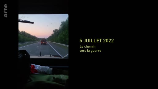 Une vue subjective depuis l'intérieur d'un véhicule circulant sur une route le 5 juillet 2022, illustrant le chemin vers la guerre dans le cadre d'un reportage documentaire.