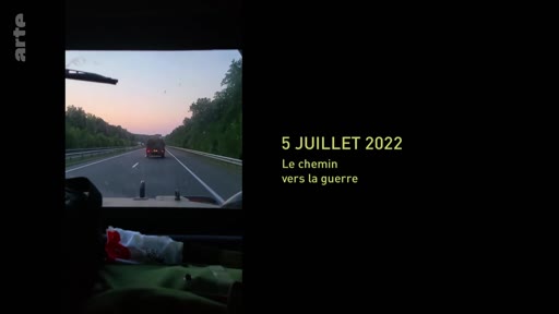 Vue depuis l'intérieur d'un véhicule circulant sur une autoroute le 5 juillet 2022, illustrant le documentaire 'Le chemin vers la guerre'.