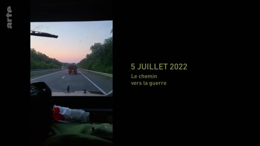 Vue depuis l'intérieur d'un véhicule circulant sur une route, illustrant le documentaire 'Le chemin vers la guerre' en date du 5 juillet 2022.