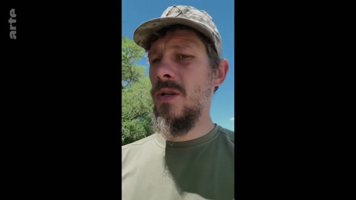 Un soldat ukrainien portant une casquette et une tenue militaire s'exprime face caméra dans un environnement extérieur, illustrant les préparatifs ou le déroulement de l'offensive ukrainienne.